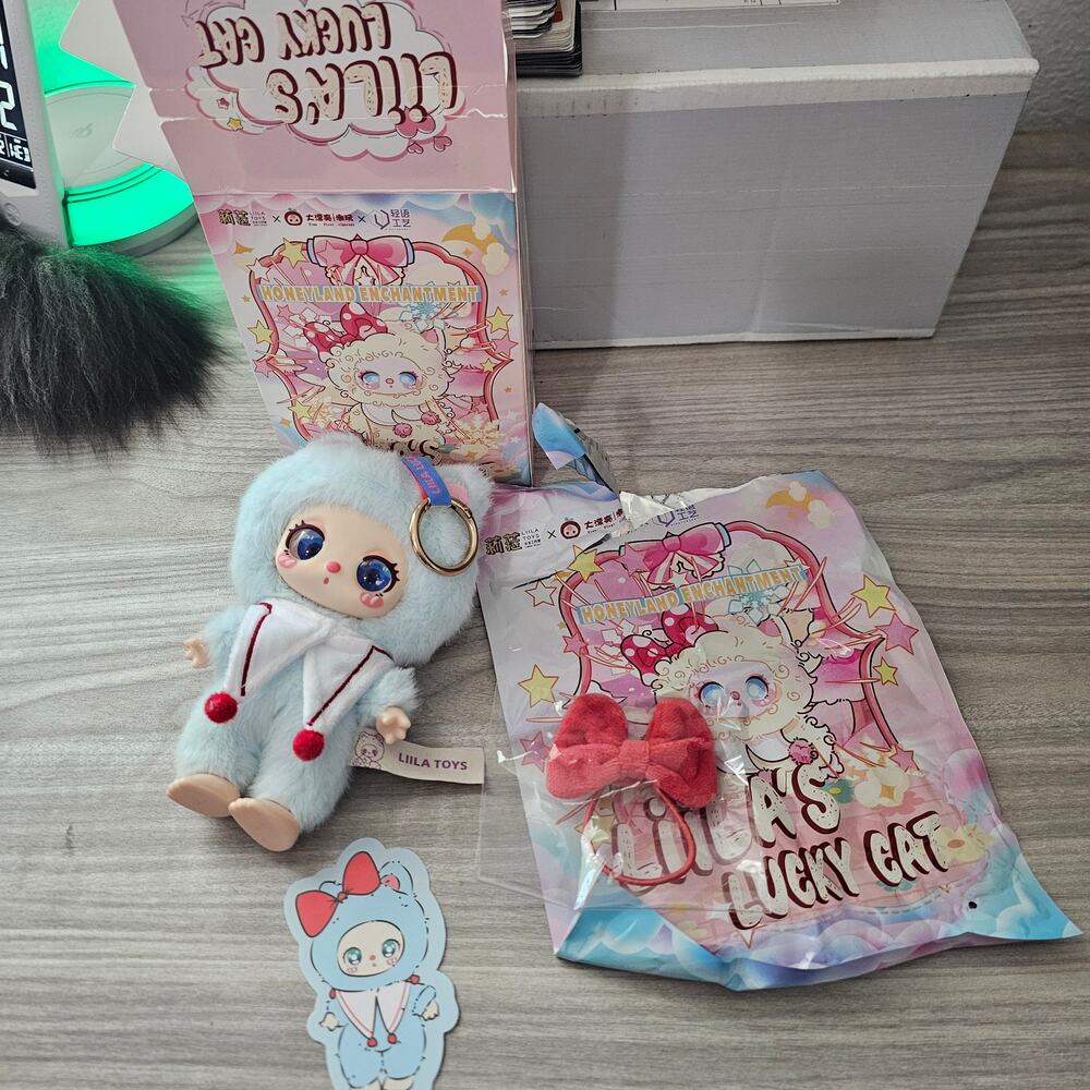 Lilla Lucky Cat Honeyland Enchantment Vinyl Plush Pendent OPEN BOX Blueberry